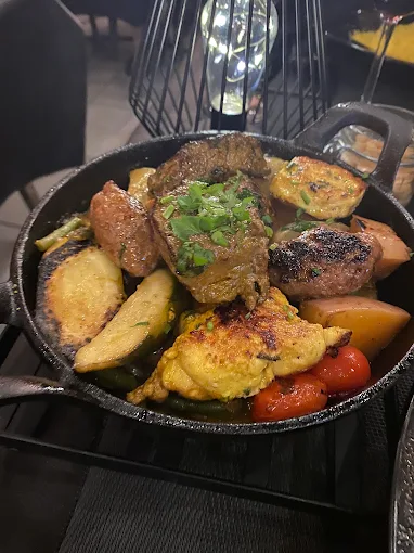 Tajine marocain servi à table